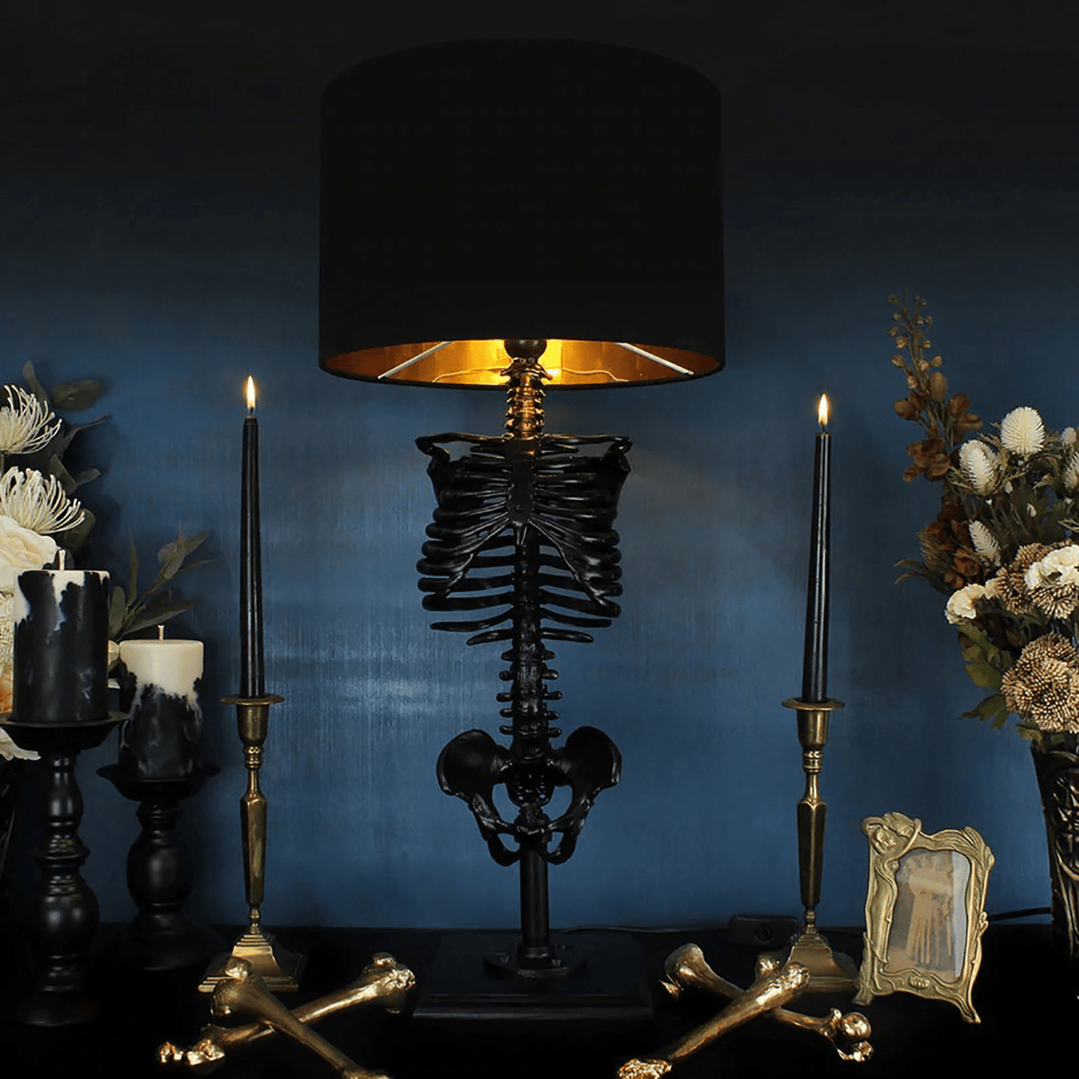 Lampa Stołowa Gotycka ze Szkieletem i Czarnym Abażurem