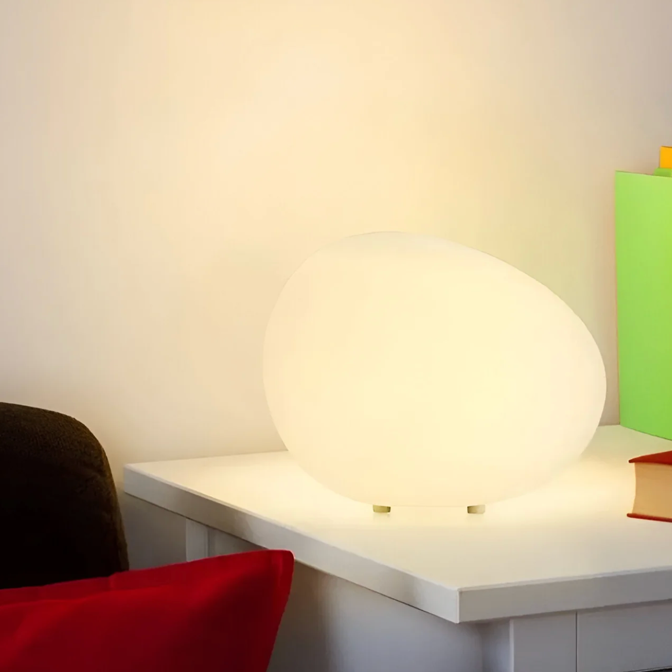 Lampa Stołowa Minimalistyczna w Kształcie Otoczaka z Mlecznego Szkła