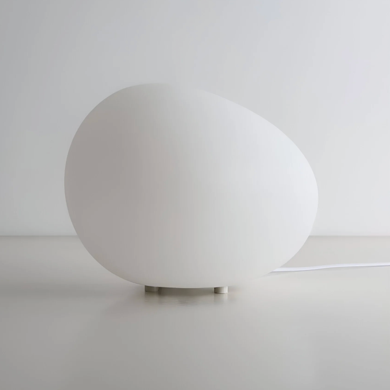 Lampa Stołowa Minimalistyczna w Kształcie Otoczaka z Mlecznego Szkła