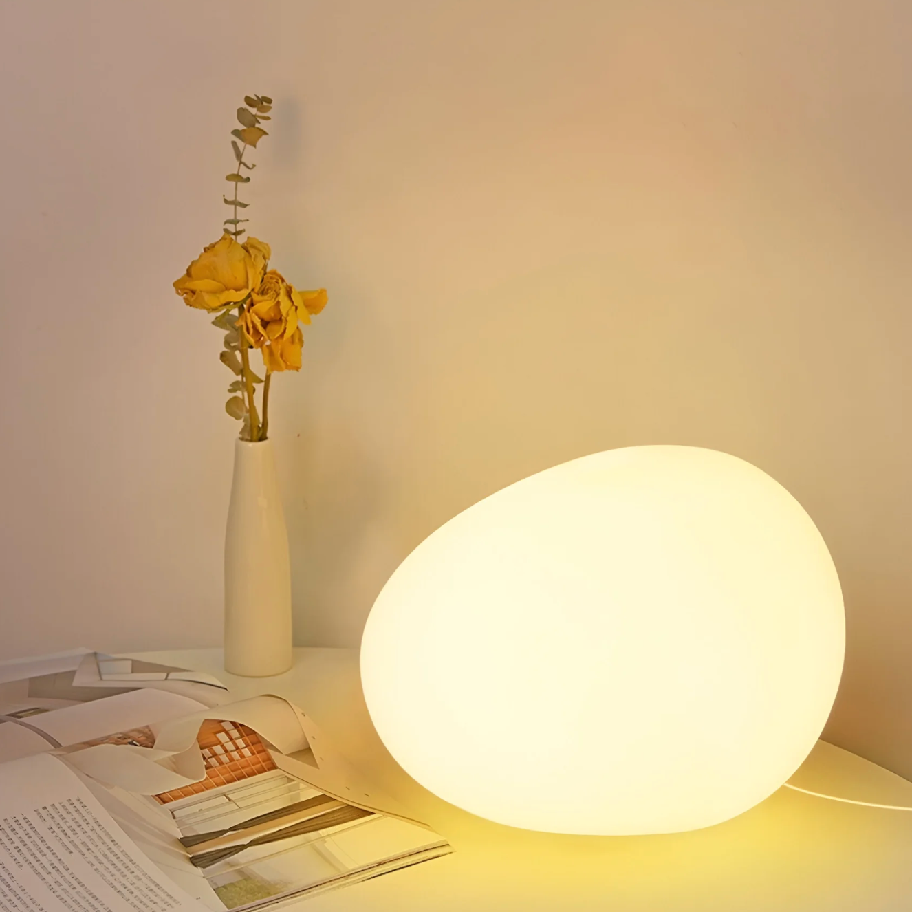Lampa Stołowa Minimalistyczna w Kształcie Otoczaka z Mlecznego Szkła