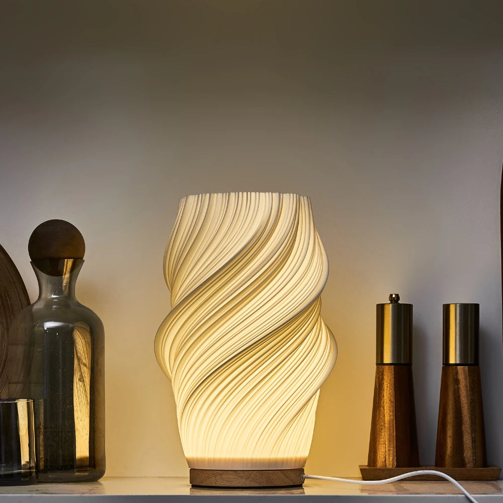 Lampa Stołowa Nowoczesna z Falowanym Kloszem i Drewnianą Podstawą