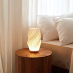 Lampa Stołowa Nowoczesna z Falowanym Kloszem i Drewnianą Podstawą