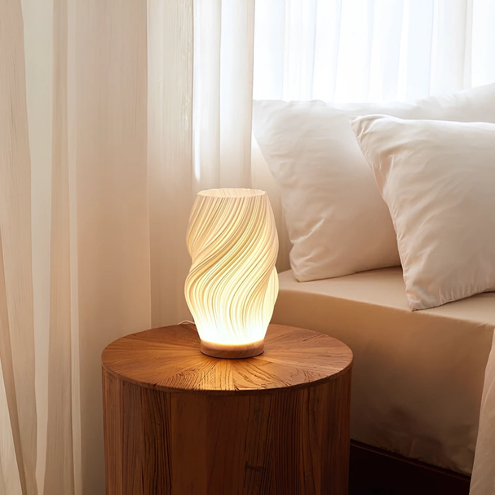 Lampa Stołowa Nowoczesna z Falowanym Kloszem i Drewnianą Podstawą