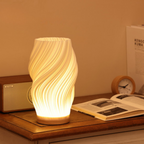 Lampa Stołowa Nowoczesna z Falowanym Kloszem i Drewnianą Podstawą