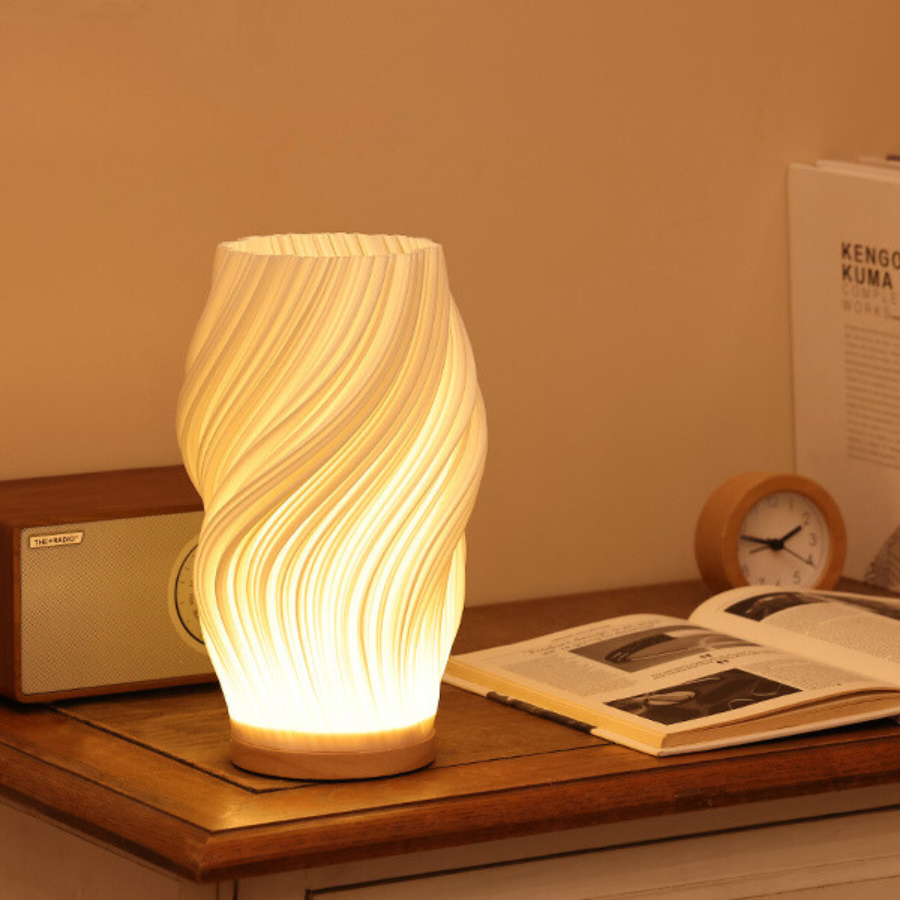 Lampa Stołowa Nowoczesna z Falowanym Kloszem i Drewnianą Podstawą