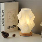 Lampa Stołowa Nowoczesna z Falowanym Kloszem i Drewnianą Podstawą