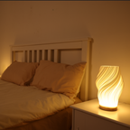 Lampa Stołowa Nowoczesna z Falowanym Kloszem i Drewnianą Podstawą
