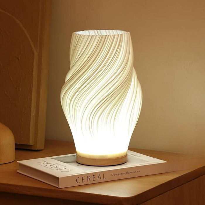 Lampa Stołowa Nowoczesna z Falowanym Kloszem i Drewnianą Podstawą