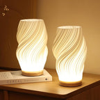 Lampa Stołowa Nowoczesna z Falowanym Kloszem i Drewnianą Podstawą