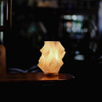Lampa Stołowa Nowoczesna z Falowanym Kloszem i Drewnianą Podstawą