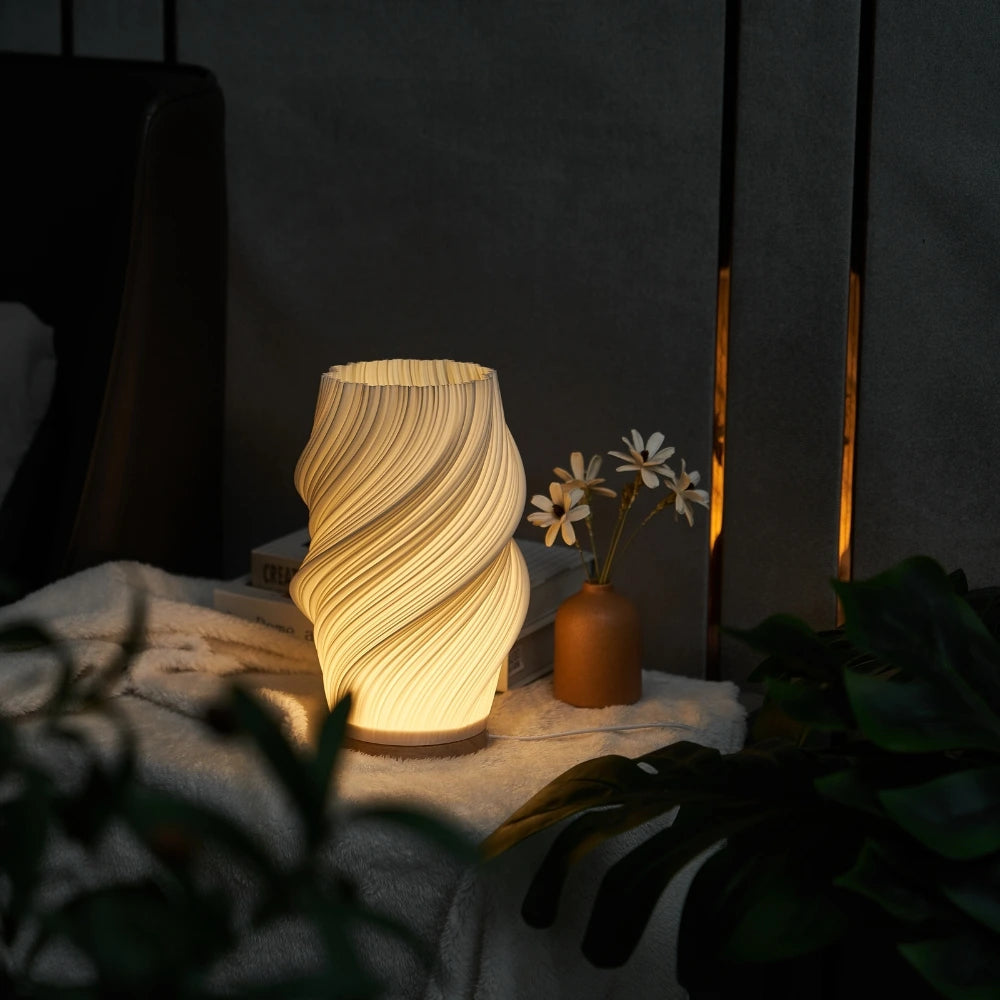 Lampa Stołowa Nowoczesna z Falowanym Kloszem i Drewnianą Podstawą