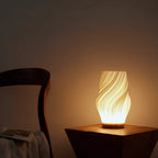 Lampa Stołowa Nowoczesna z Falowanym Kloszem i Drewnianą Podstawą