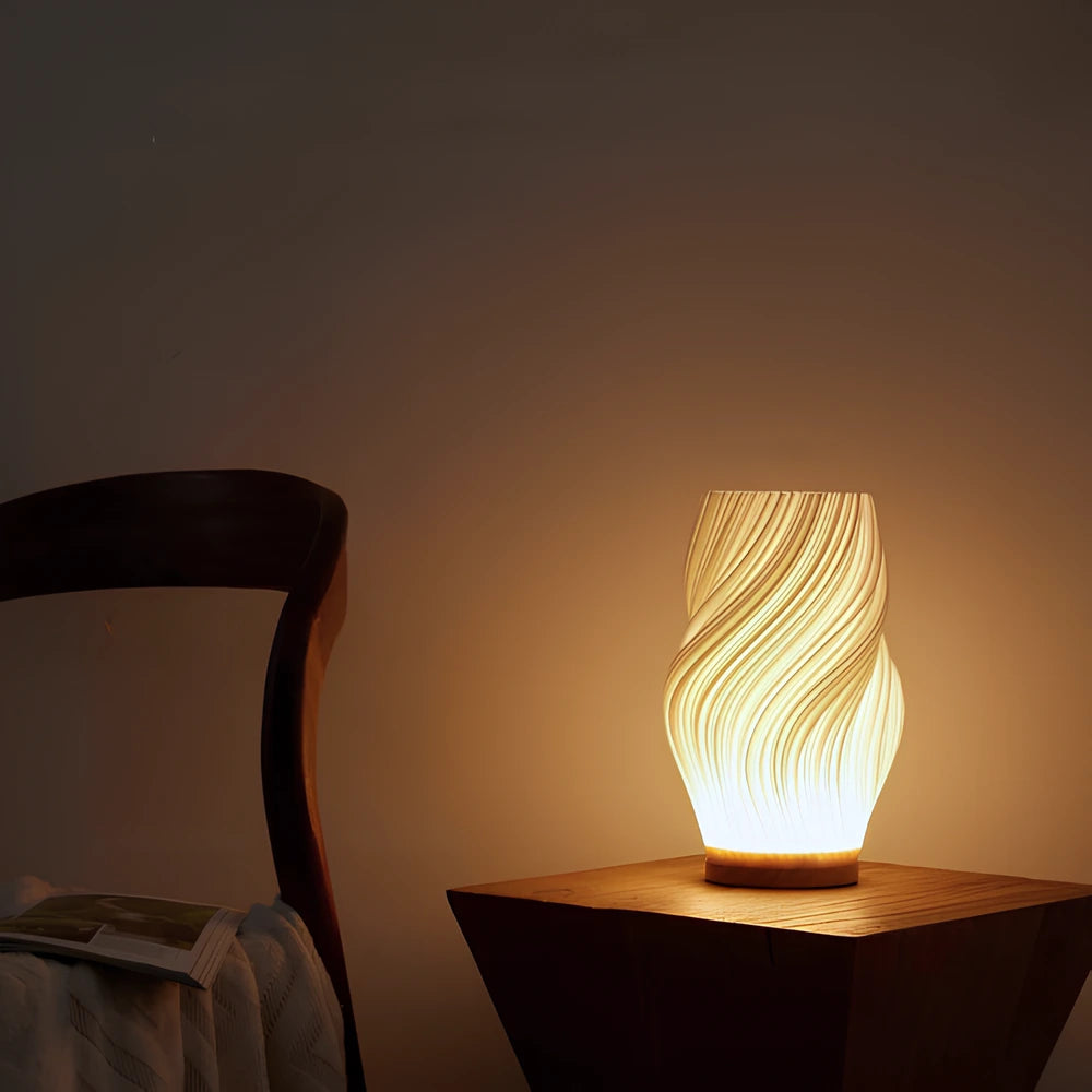 Lampa Stołowa Nowoczesna z Falowanym Kloszem i Drewnianą Podstawą