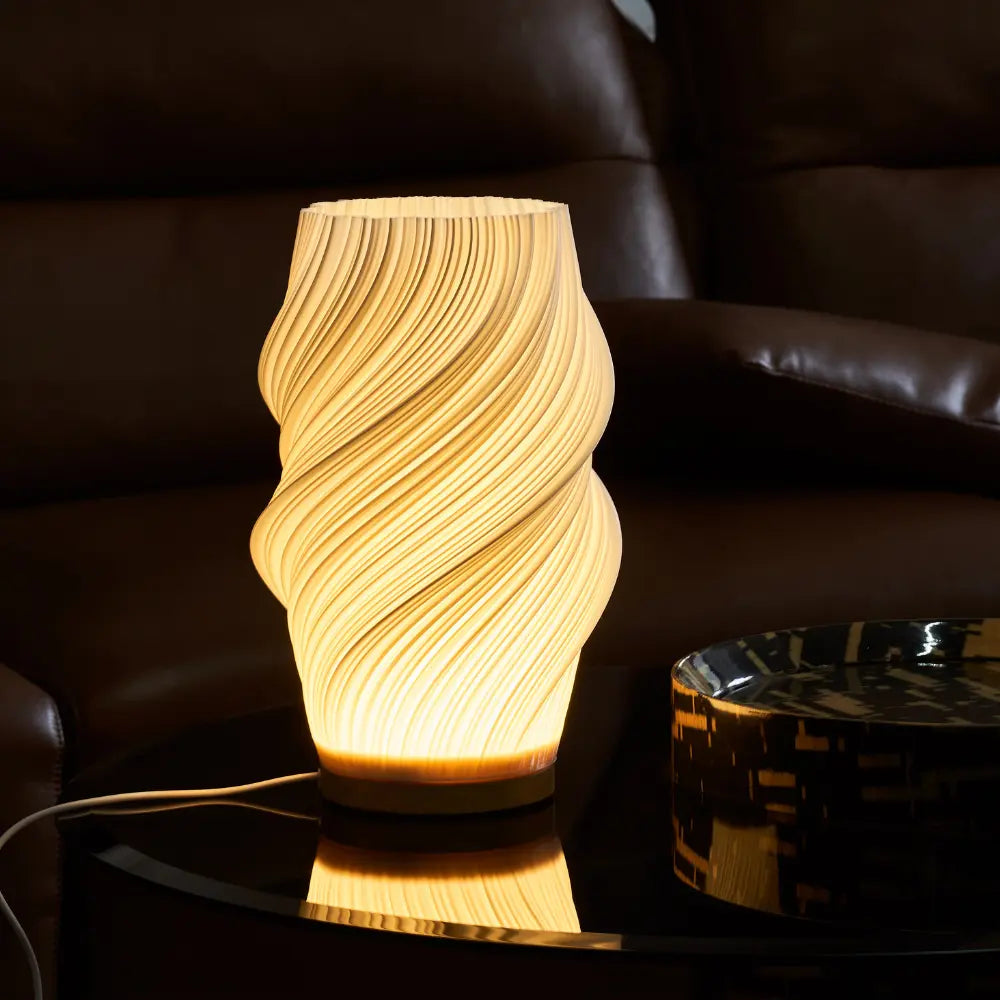 Lampa Stołowa Nowoczesna z Falowanym Kloszem i Drewnianą Podstawą