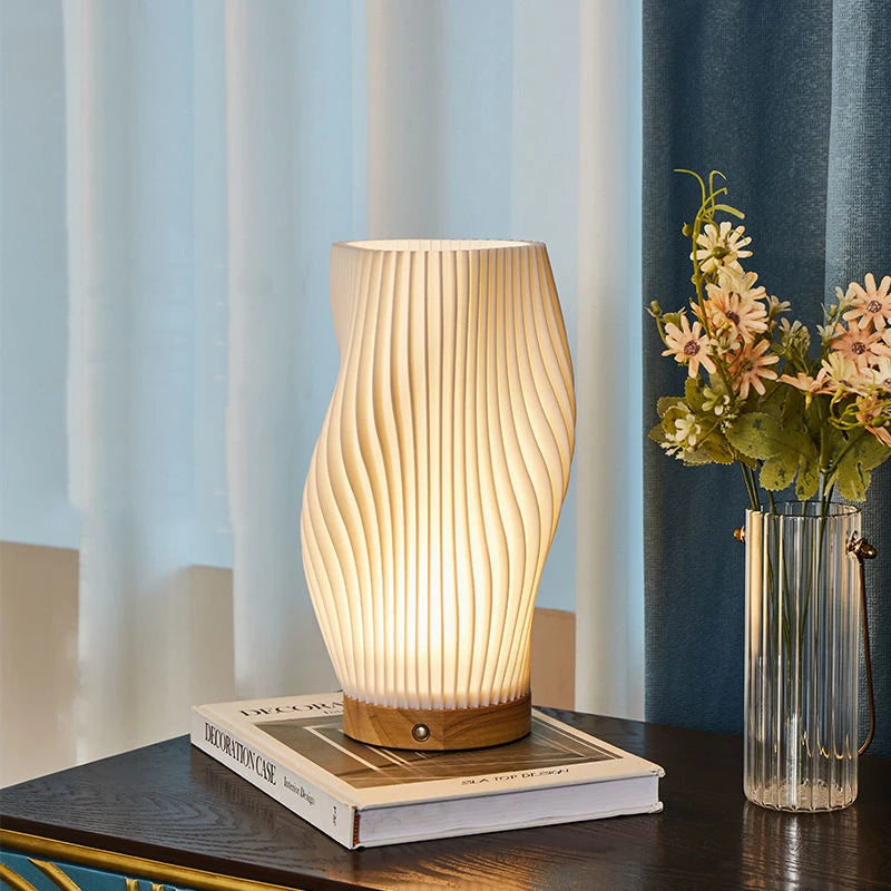 Lampa Stołowa Nowoczesna z Falowanym Kloszem i Drewnianą Podstawą