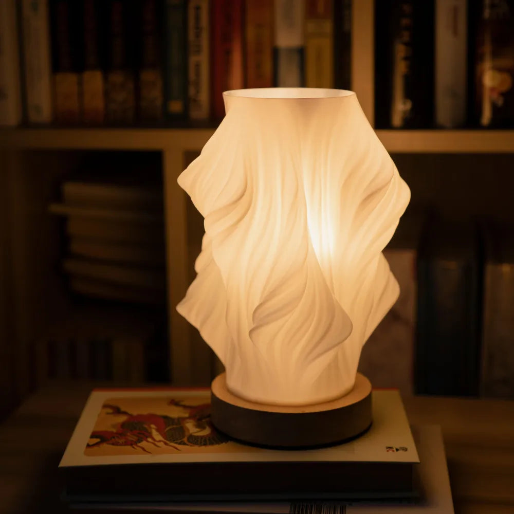 Lampa Stołowa Nowoczesna z Falowanym Kloszem i Drewnianą Podstawą