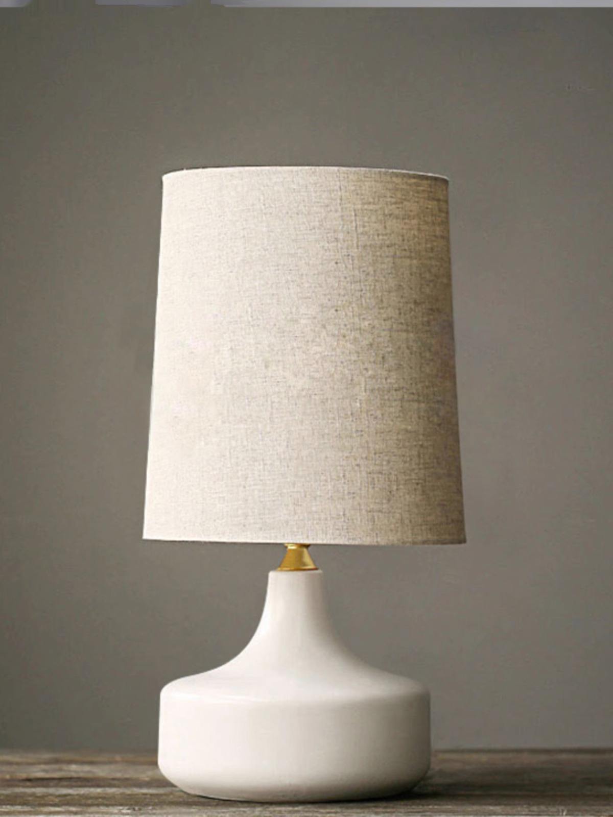 Nordycka Lampa Stołowa z Ceramiczną Podstawą i Abażurem