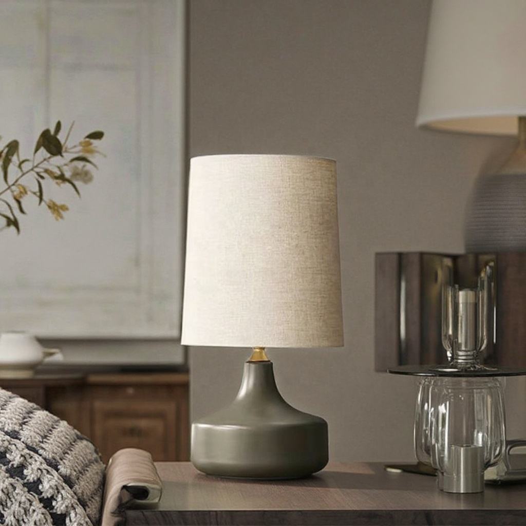 Nordycka Lampa Stołowa z Ceramiczną Podstawą i Abażurem