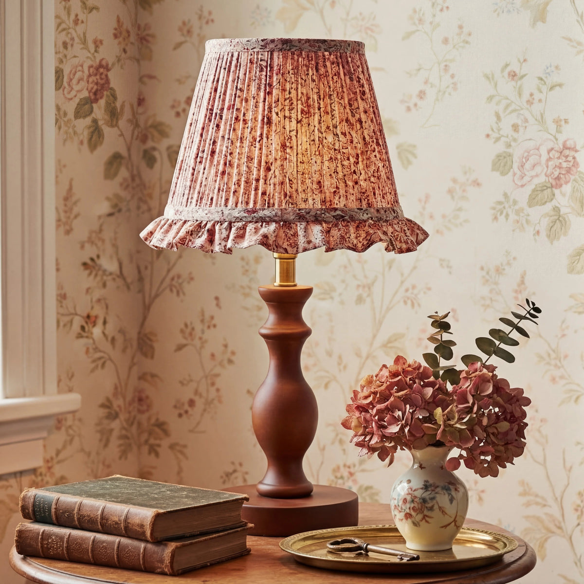 Lampa Stołowa Vintage z Plisowanym Kloszem w Kwiaty na Toczonej Podstawie