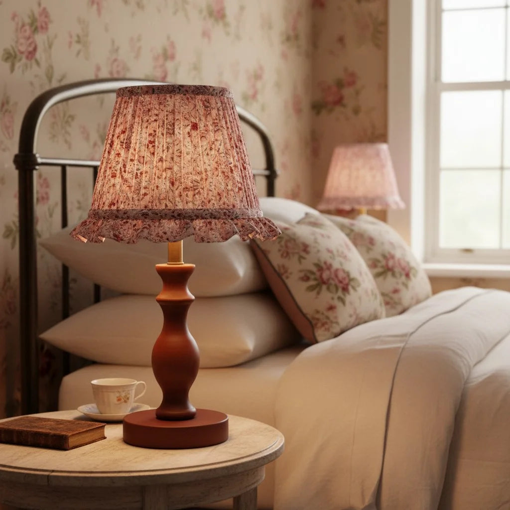 Lampa Stołowa Vintage z Plisowanym Kloszem w Kwiaty na Toczonej Podstawie