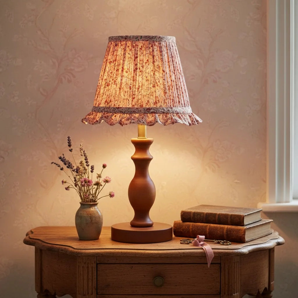 Lampa Stołowa Vintage z Plisowanym Kloszem w Kwiaty na Toczonej Podstawie