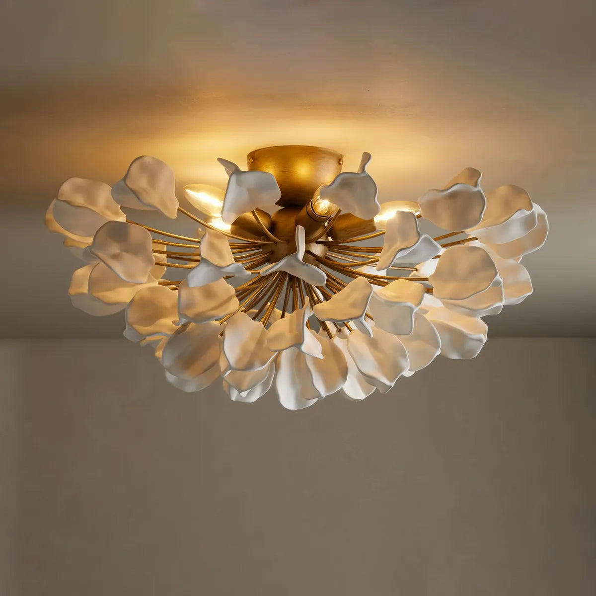 Lampa Sufitowa Art Deco z Ceramicznymi Płatkami Kwiatów