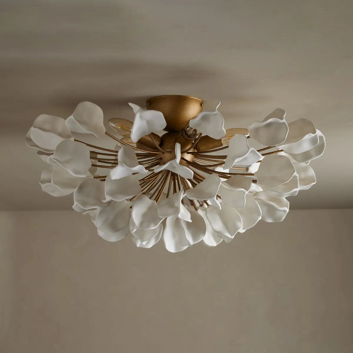 Lampa Sufitowa Art Deco z Ceramicznymi Płatkami Kwiatów
