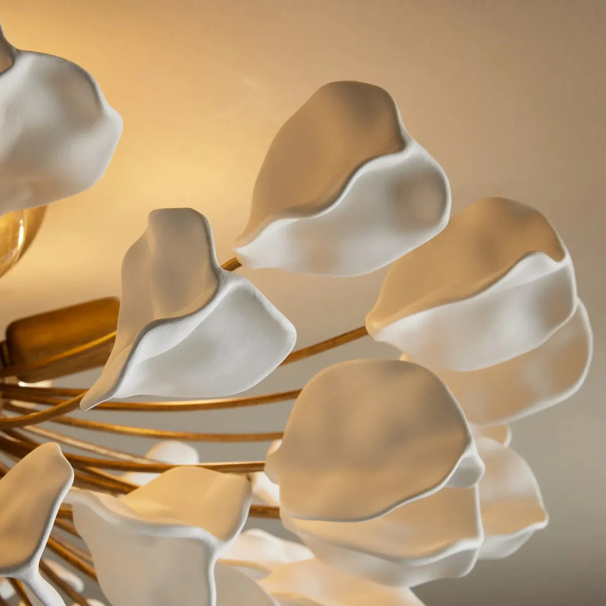 Lampa Sufitowa Art Deco z Ceramicznymi Płatkami Kwiatów