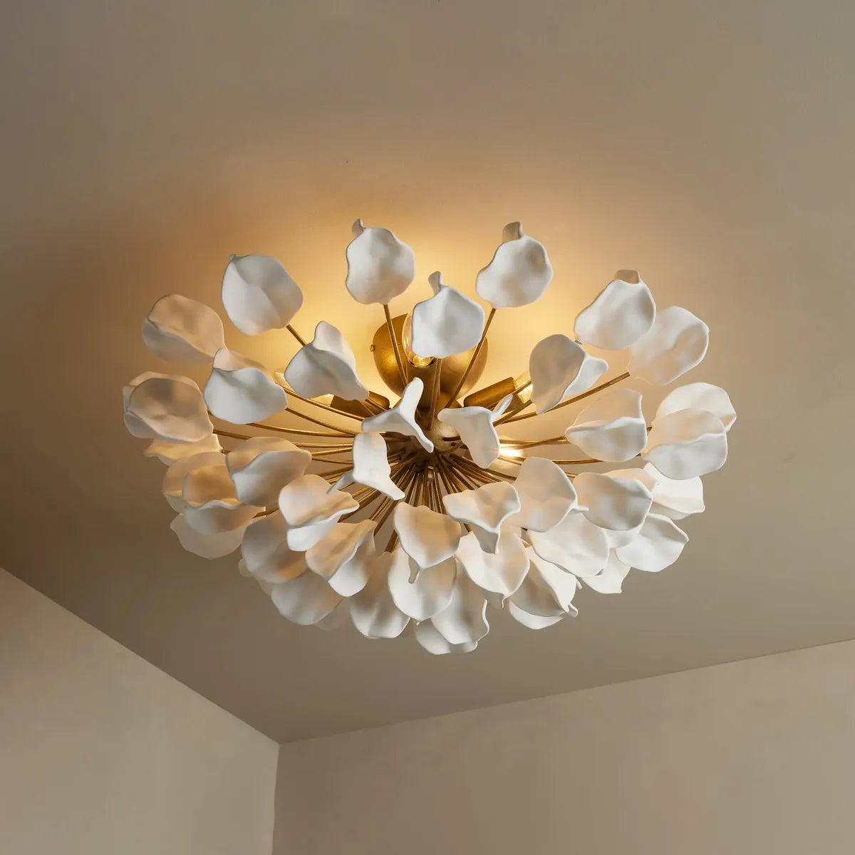 Lampa Sufitowa Art Deco z Ceramicznymi Płatkami Kwiatów