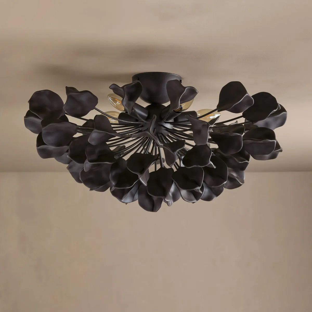 Lampa Sufitowa Art Deco z Ceramicznymi Płatkami Kwiatów