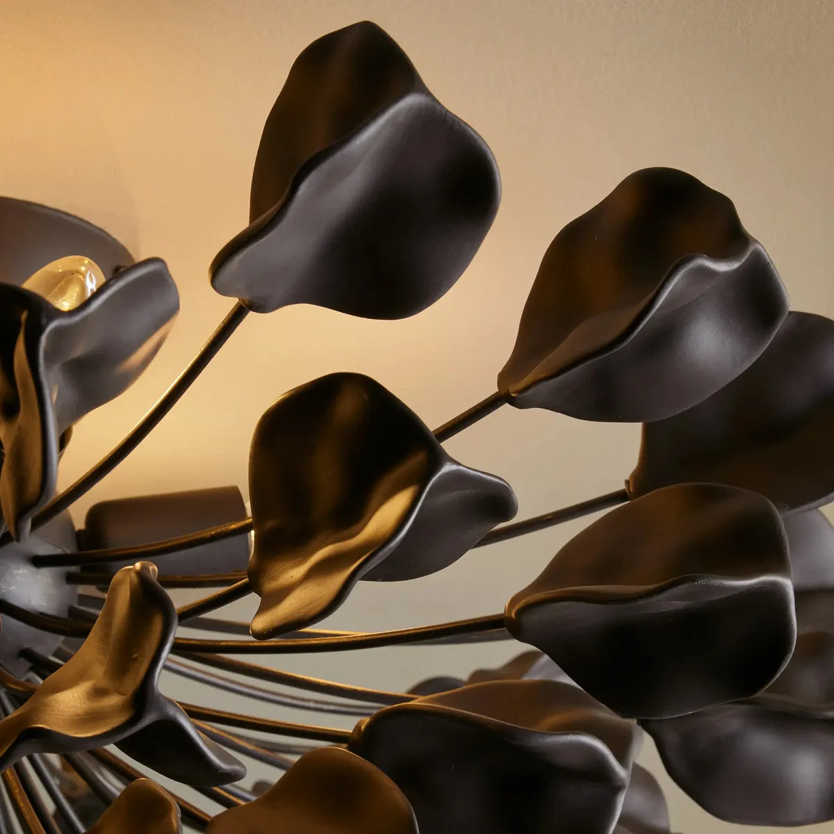 Lampa Sufitowa Art Deco z Ceramicznymi Płatkami Kwiatów