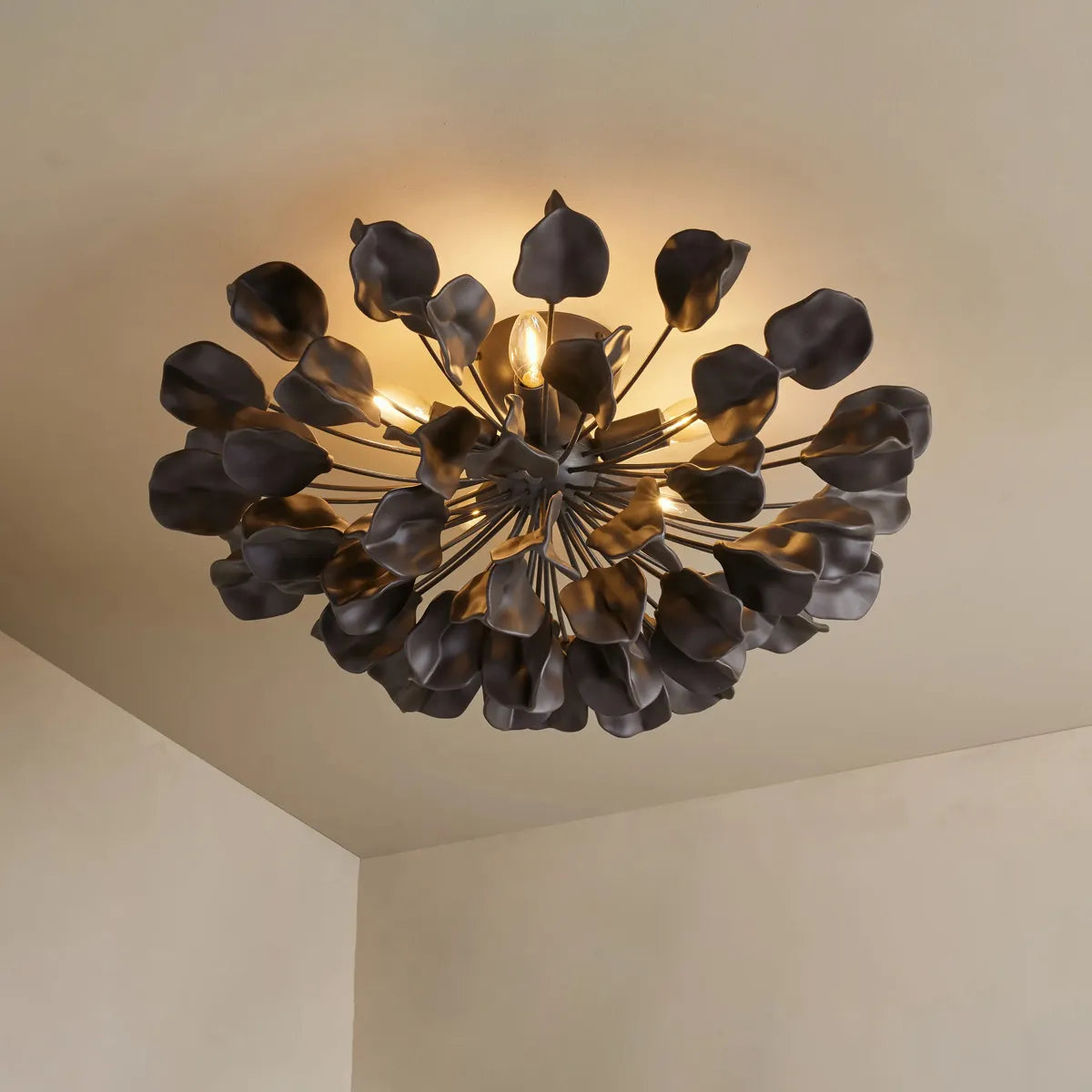 Lampa Sufitowa Art Deco z Ceramicznymi Płatkami Kwiatów