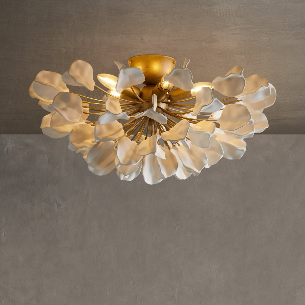 Lampa Sufitowa Art Deco z Ceramicznymi Płatkami na Żelaznej Ramie