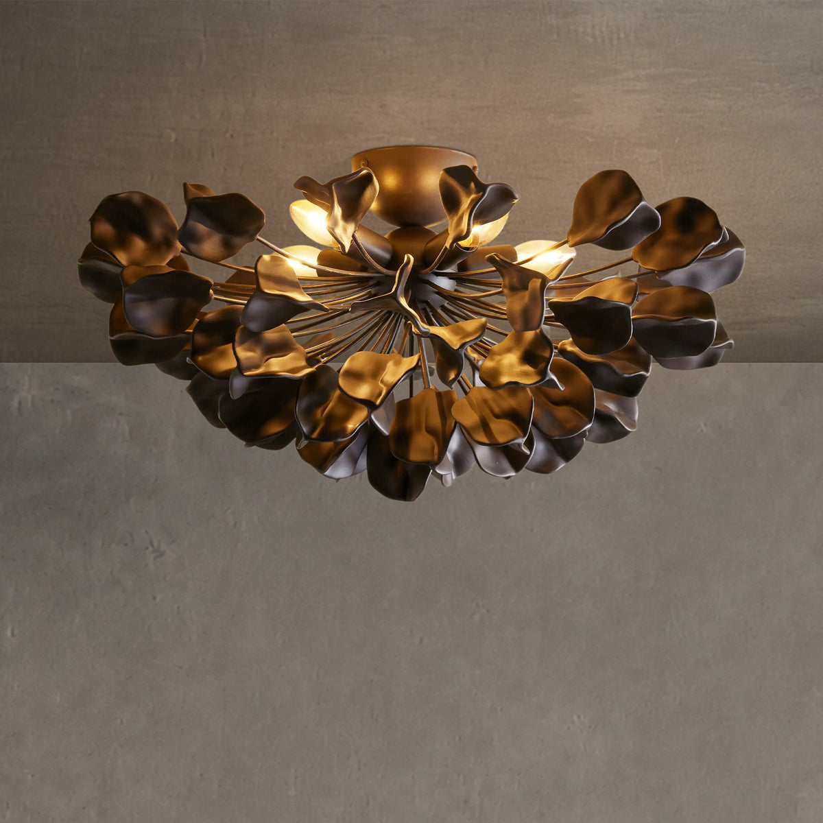 Lampa Sufitowa Art Deco z Ceramicznymi Płatkami na Żelaznej Ramie