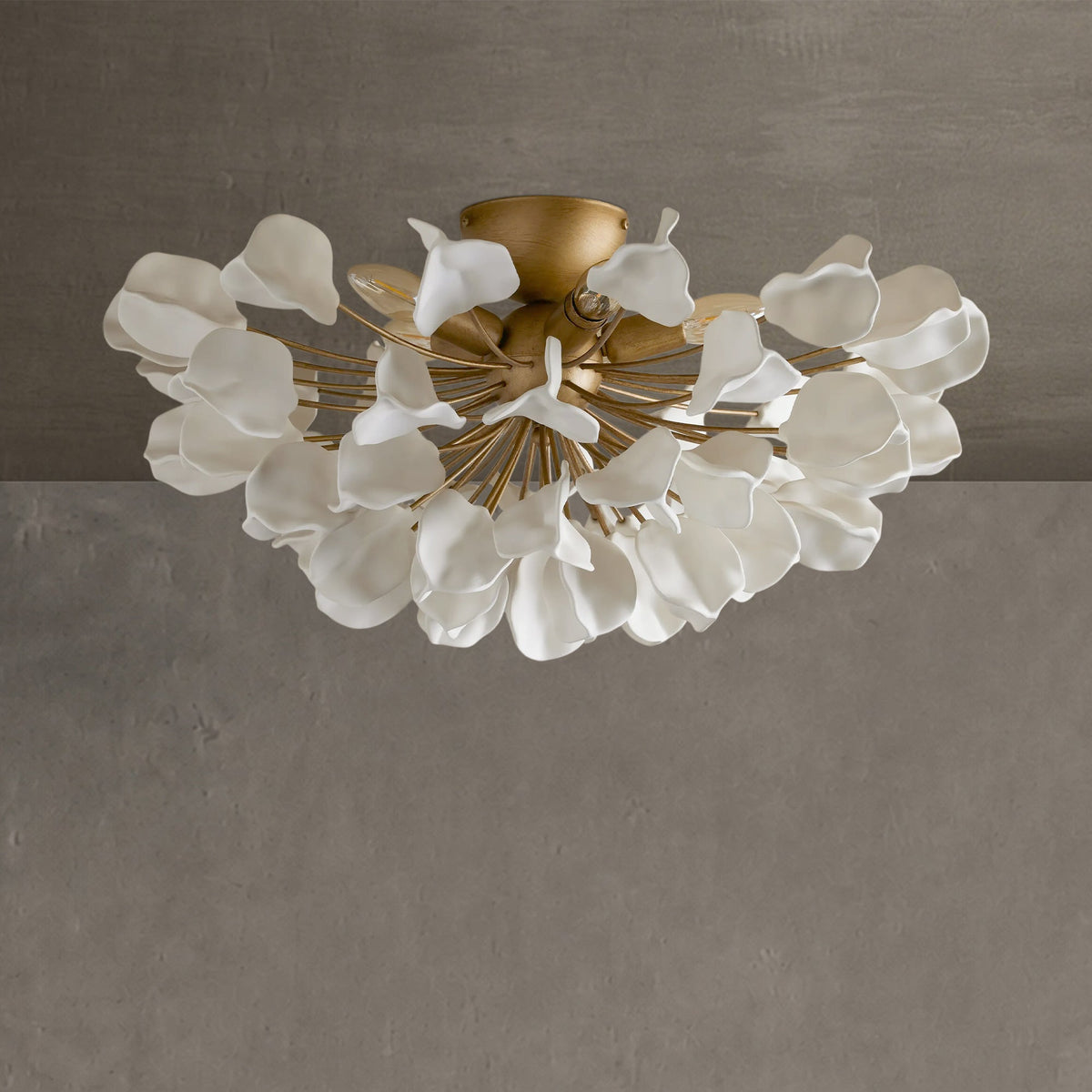 Lampa Sufitowa Art Deco z Ceramicznymi Płatkami na Żelaznej Ramie