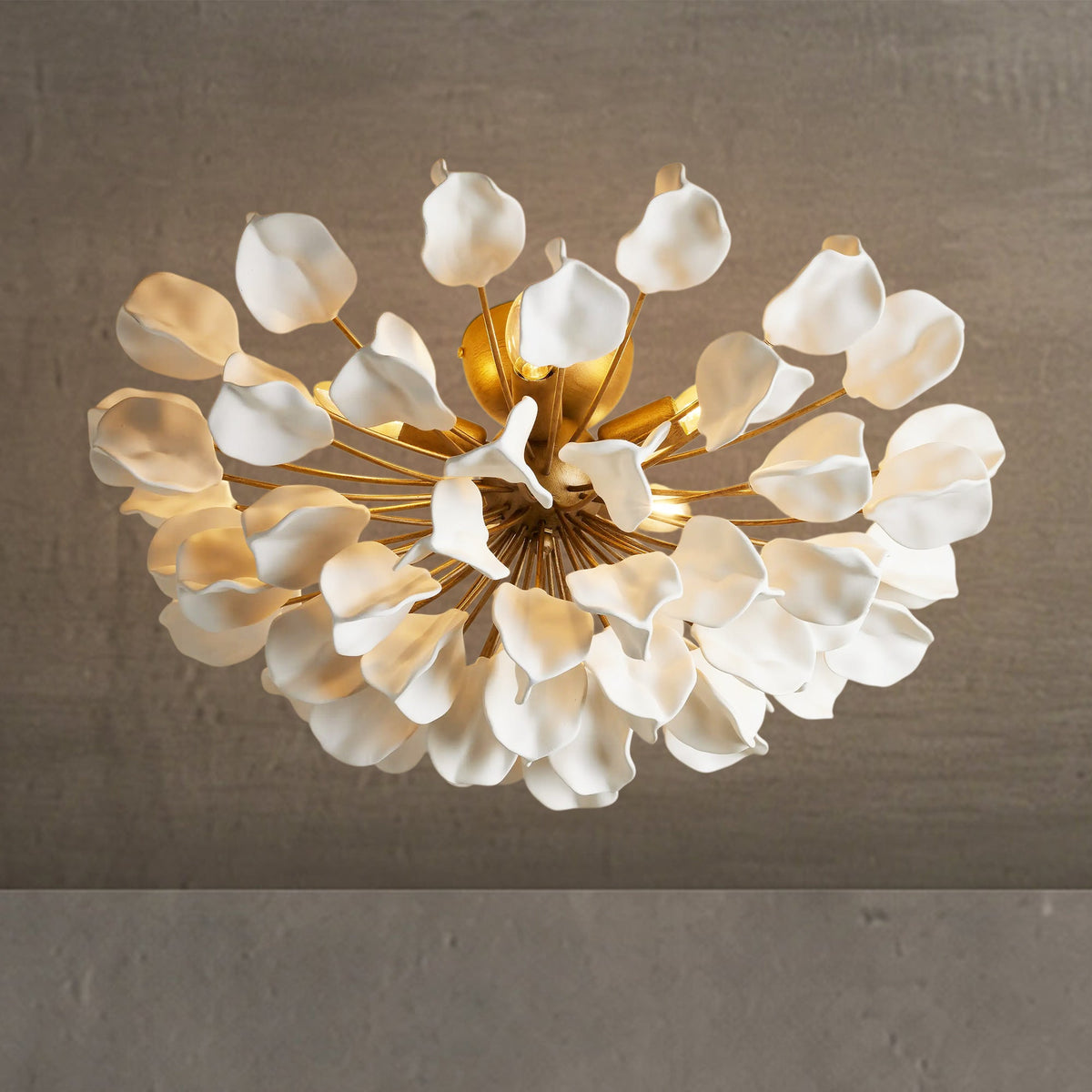 Lampa Sufitowa Art Deco z Ceramicznymi Płatkami na Żelaznej Ramie