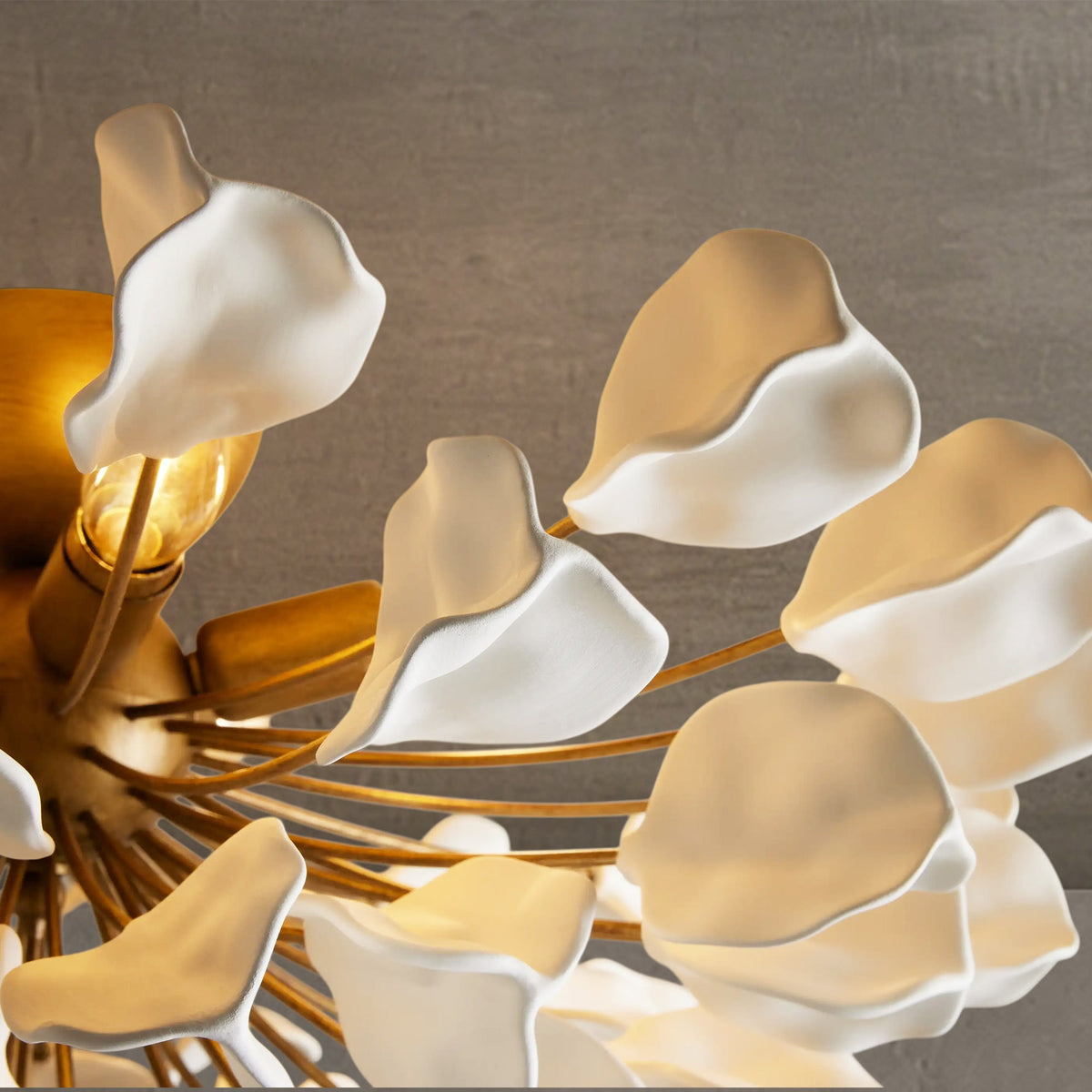 Lampa Sufitowa Art Deco z Ceramicznymi Płatkami na Żelaznej Ramie