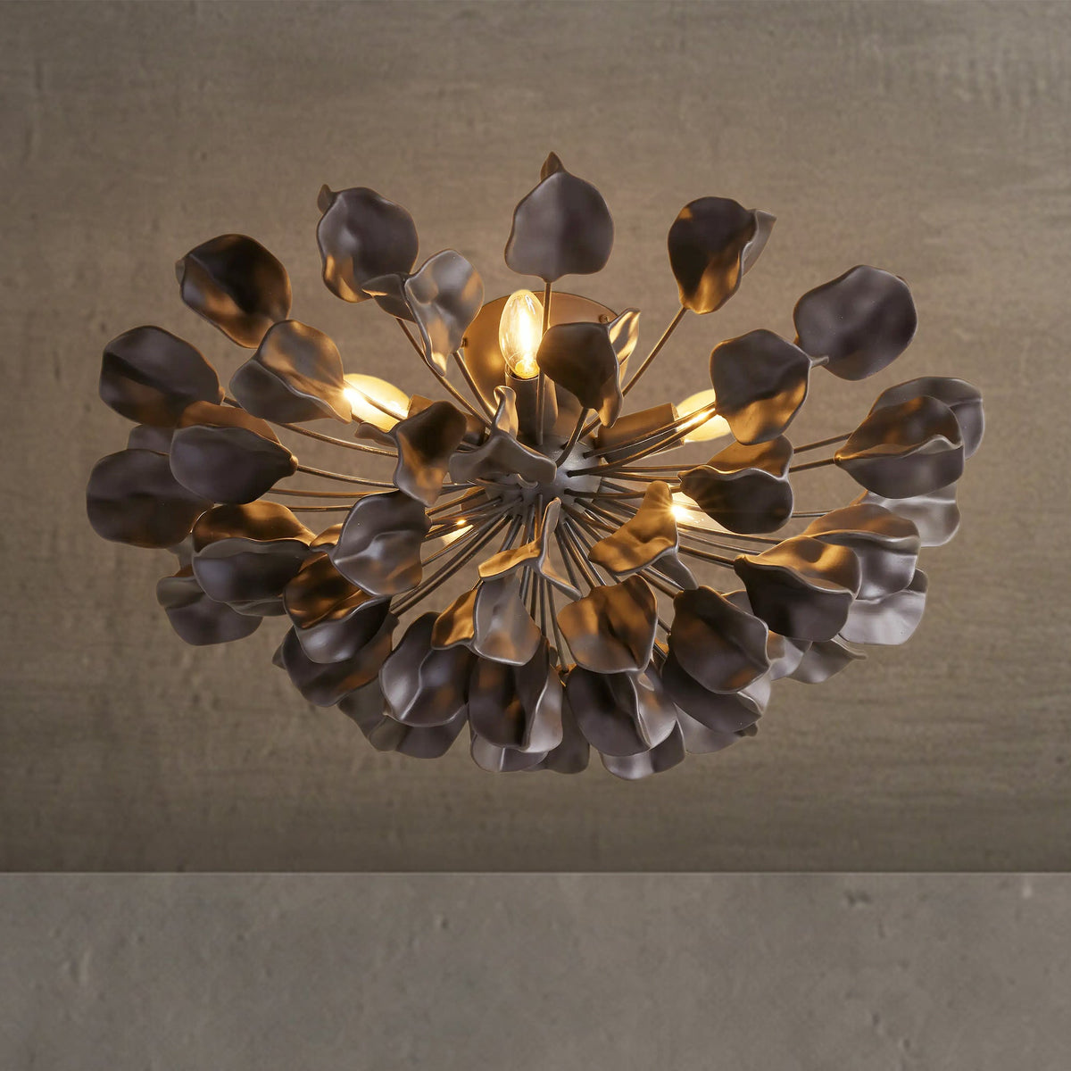 Lampa Sufitowa Art Deco z Ceramicznymi Płatkami na Żelaznej Ramie