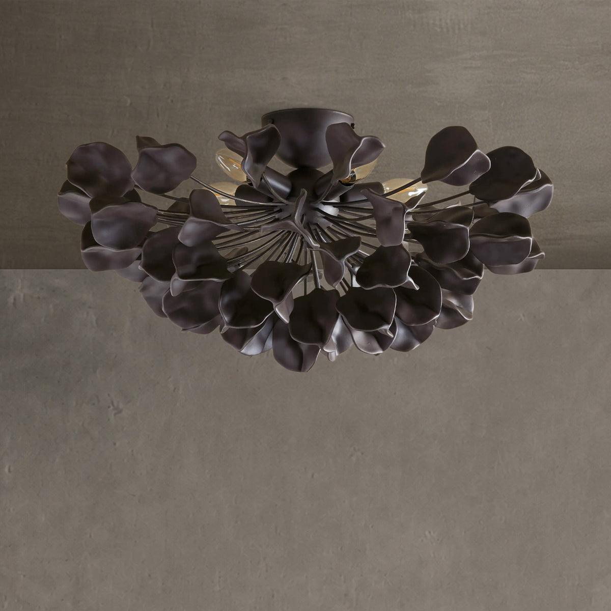 Lampa Sufitowa Art Deco z Ceramicznymi Płatkami na Żelaznej Ramie