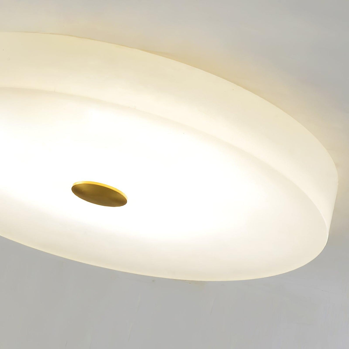 Lampa Sufitowa Minimalistyczna z Alabastrem i Złotym Detalem
