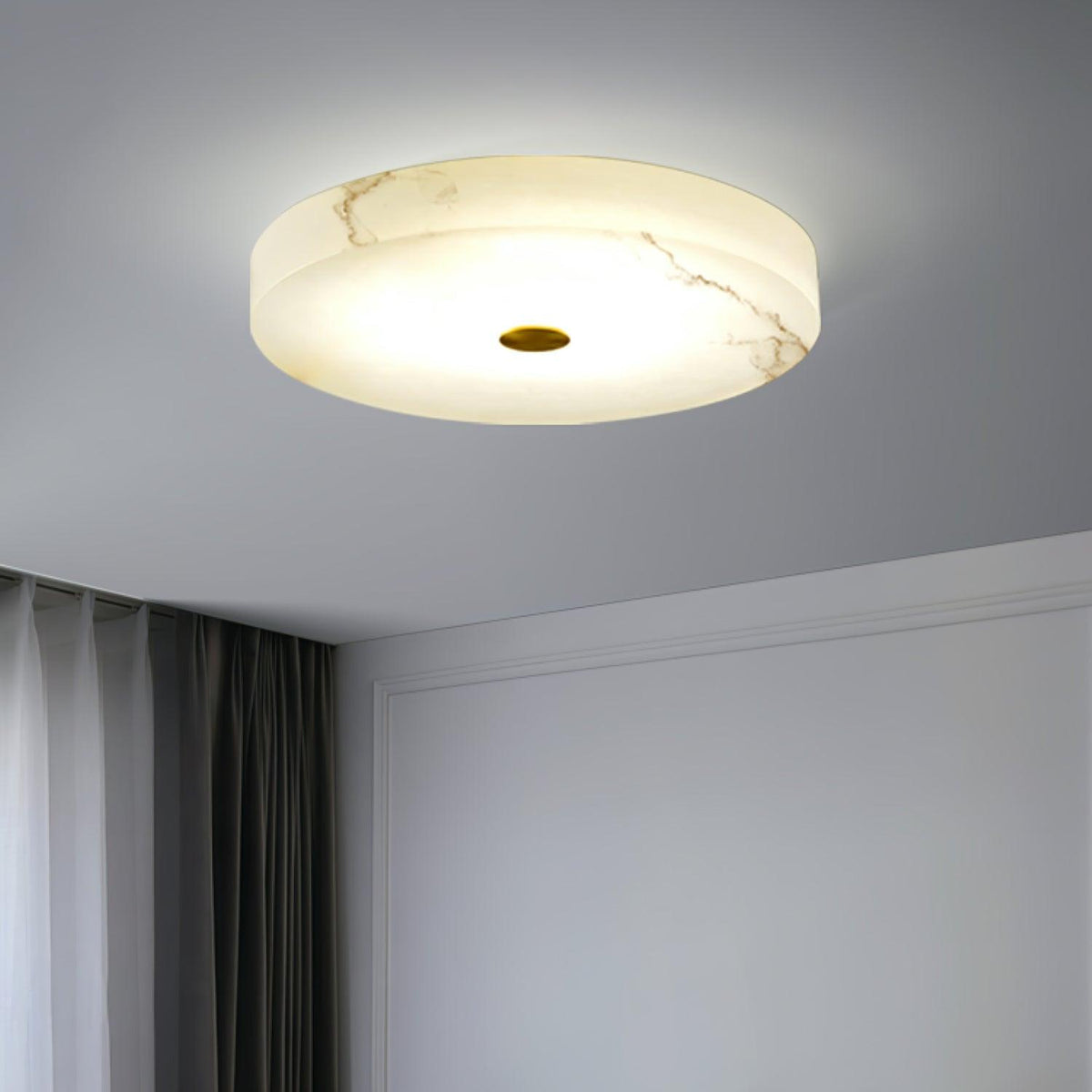 Lampa Sufitowa Minimalistyczna z Alabastrem i Złotym Detalem