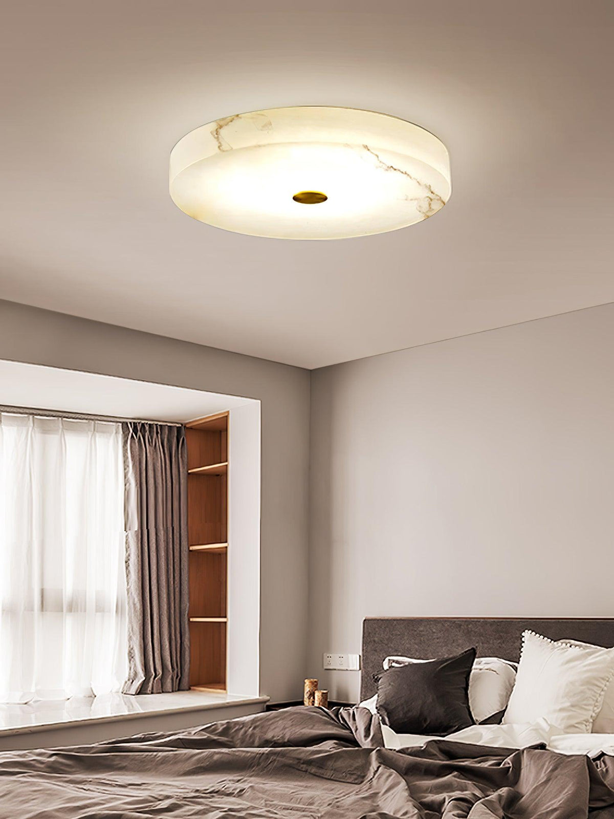 Lampa Sufitowa Minimalistyczna z Alabastrem i Złotym Detalem ##POS:7##