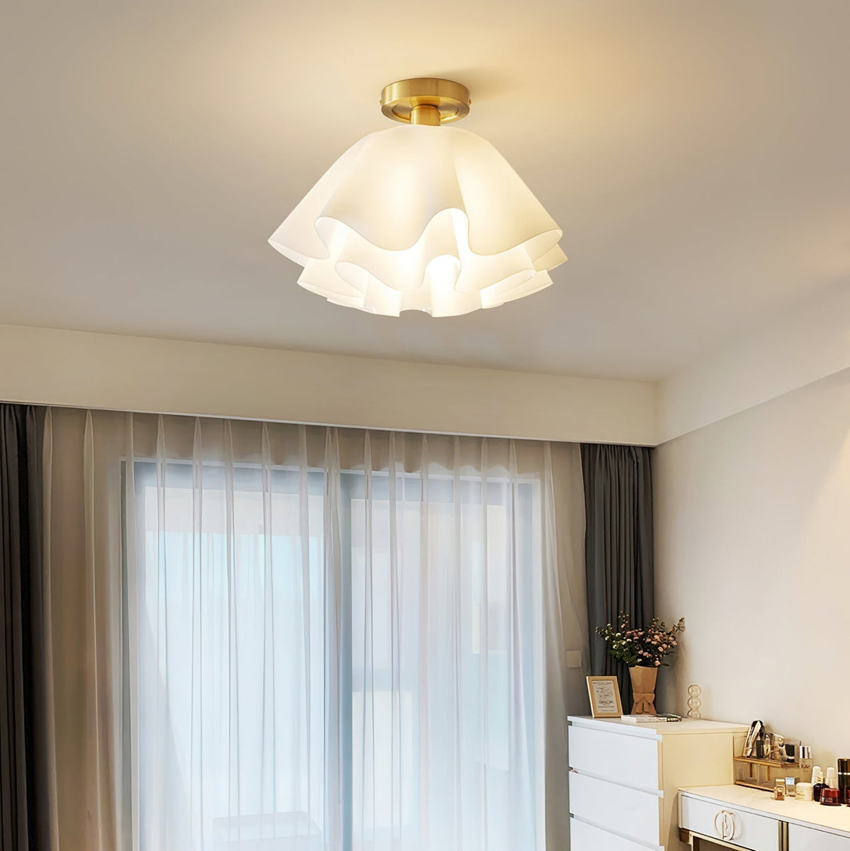 Lampa Sufitowa Nowoczesna z Falowanym Kloszem w Kształcie Kwiatu