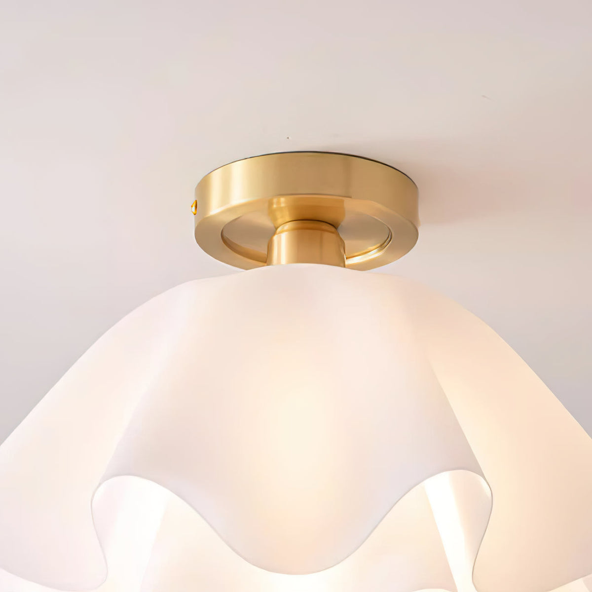 Lampa Sufitowa Nowoczesna z Falowanym Kloszem w Kształcie Kwiatu