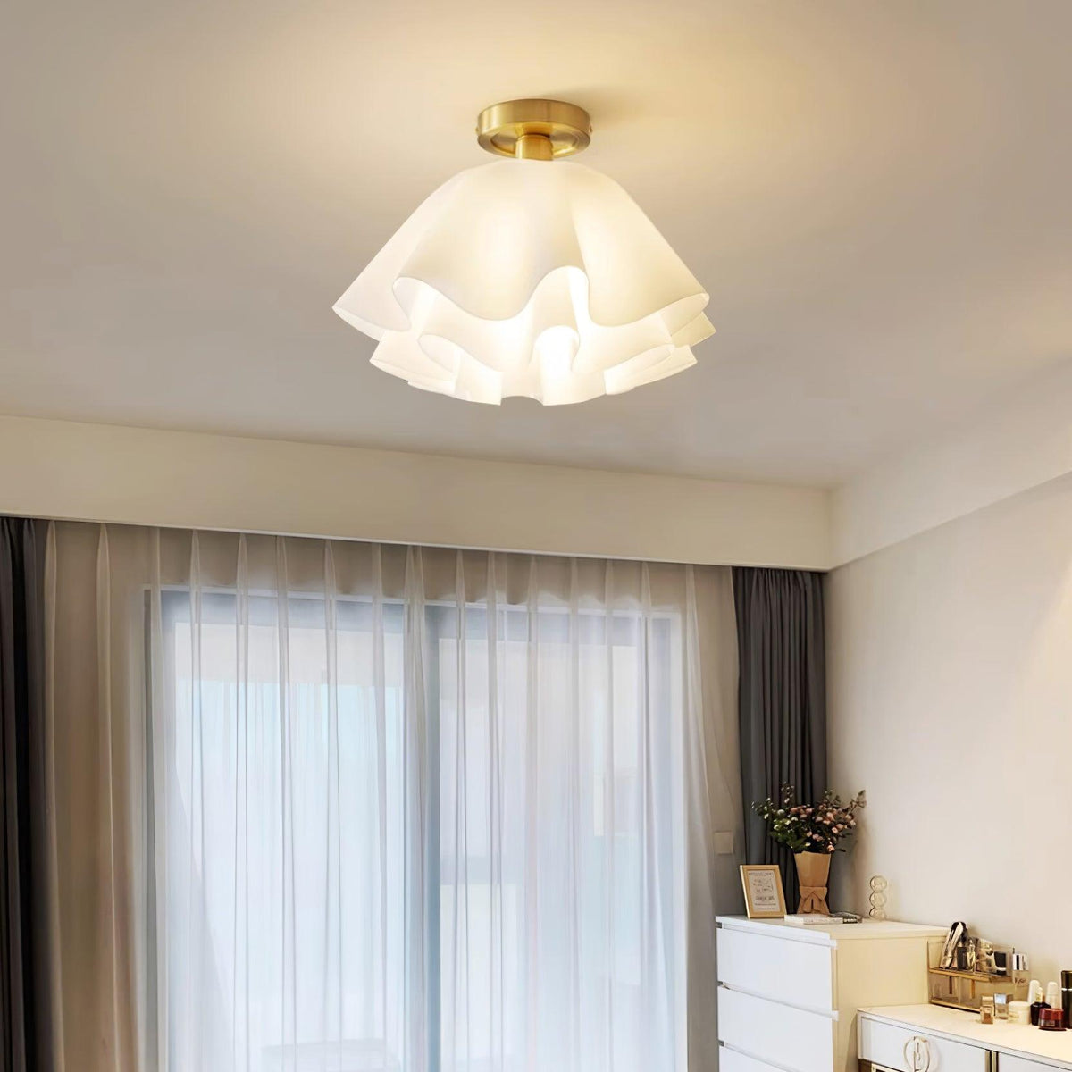 Lampa Sufitowa Nowoczesna z Falowanym Kloszem w Kształcie Kwiatu
