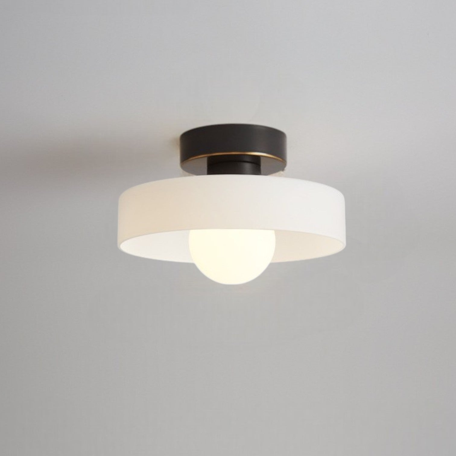 Lampa Sufitowa Nowoczesna z Okrągłym Kloszem i Żarówką Kulistą