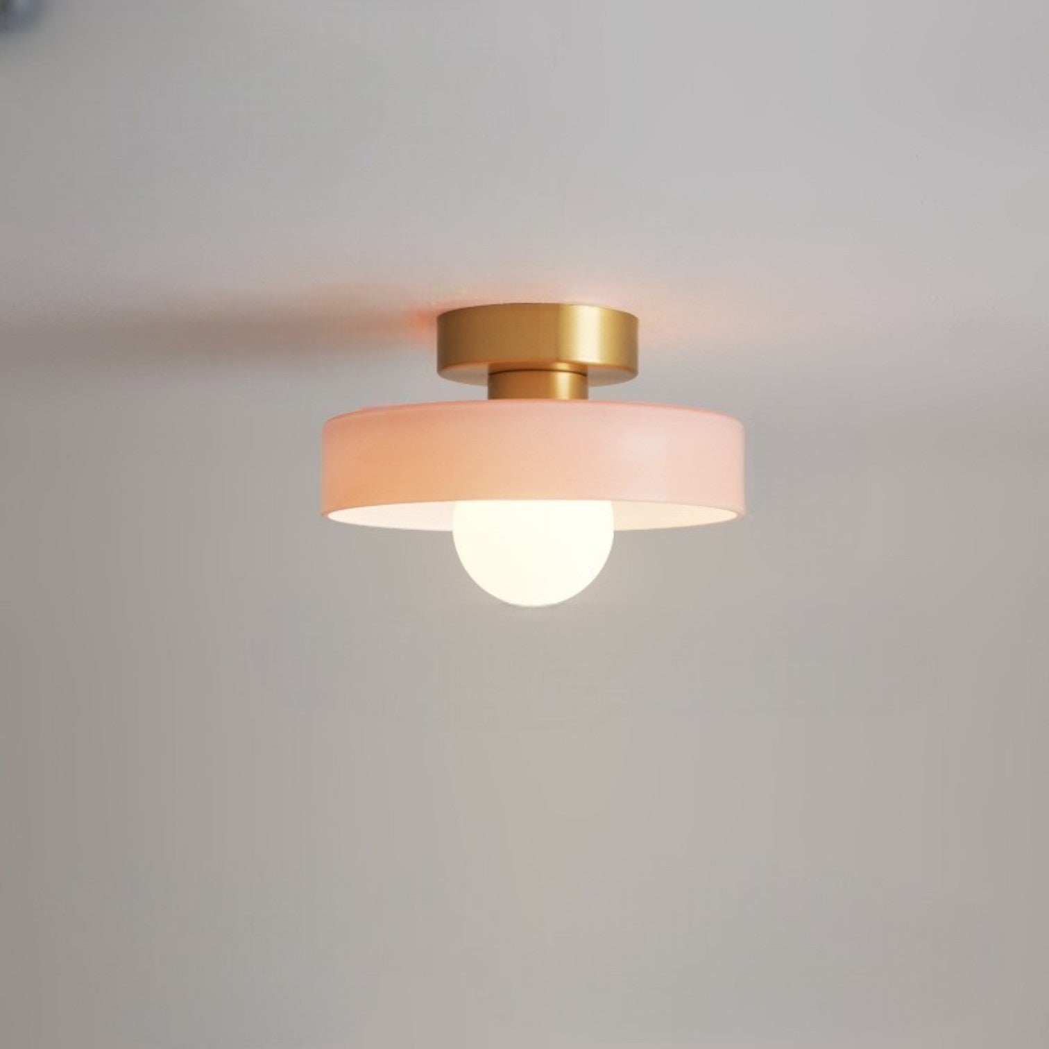 Lampa Sufitowa Nowoczesna z Okrągłym Kloszem i Żarówką Kulistą ##POS:9##