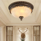 Lampa Sufitowa Retro z Kloszem Szklanym i Ornamentową Oprawą