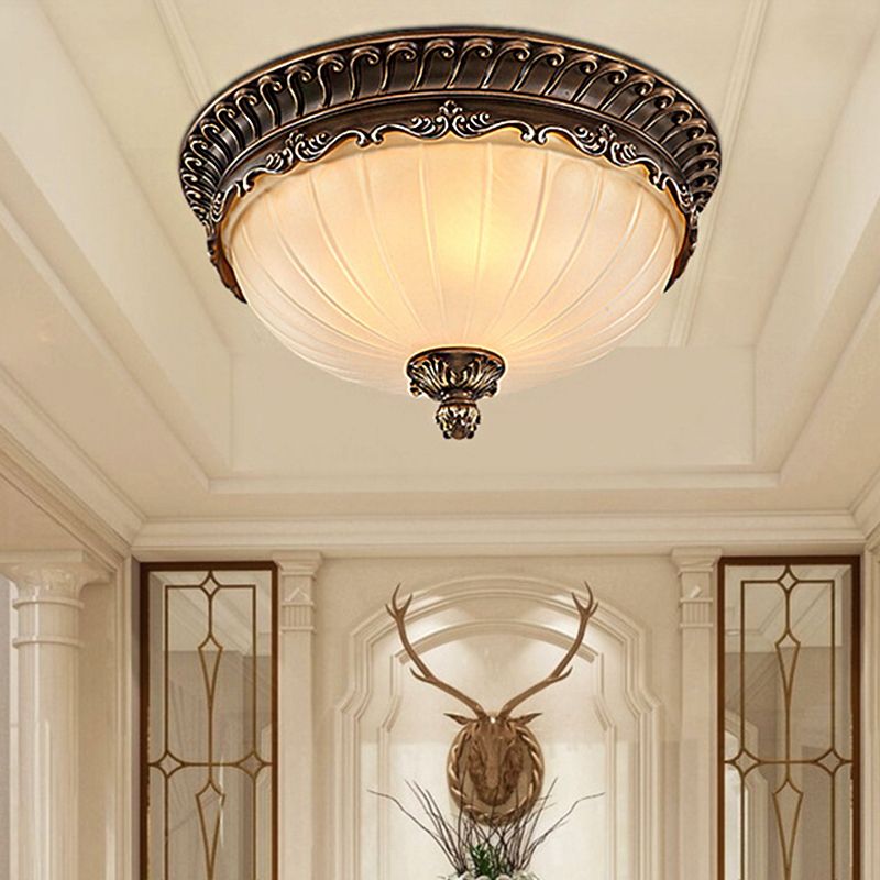 Lampa Sufitowa Retro z Kloszem Szklanym i Ornamentową Oprawą