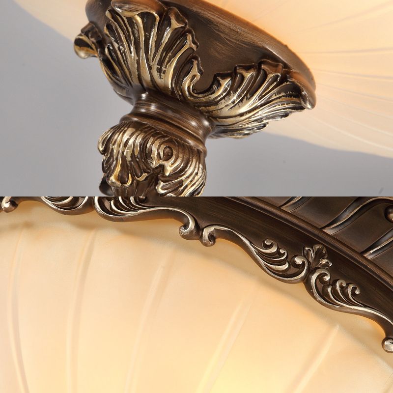 Lampa Sufitowa Retro z Kloszem Szklanym i Ornamentową Oprawą